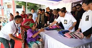মানিক মিয়া অ্যাভিনিউয়ে বস্ত্র বিতরণ করলেন প্রধানমন্ত্রী